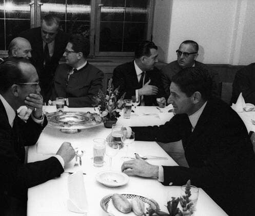 Empfang des neuen deutschen Meisters der Saison 1965 1966 1860 München im Münchner Rathaus, re. Torwart Petar Radi Radenkovic (1860), Mitte li. Oberbürgermeister Hans Jochen Vogel (SPD) Fußball 1. BL Herren Saison 1965 1966, TSV 1860 München, Deutscher Meister, Meisterschaft, Meisterfeier, Feier, Sieg Gruppe München