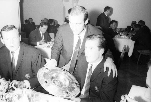 Meisterfeier 1860 München 1965 1966 mit Hans Rebele (Mitte) und Alfred Heiß (re.) Fußball 1. BL Herren Saison 1965 1966, TSV 1860 München, Deutscher Meister, Meisterschaft, Sieg, Feier, Meisterfeier Gruppe München Freude,