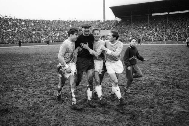 Schlussjubel 1860, v. li.: Bernd Patzke, Torwart Petar Radi Radenkovic, Rudolf Zeiser, Rudolf Steiner Fußball 1. BL Herren Saison 1966 1967, TSV 1860 München - FC Bayern München 1:0 Gruppe München Freude, Begeisterung,