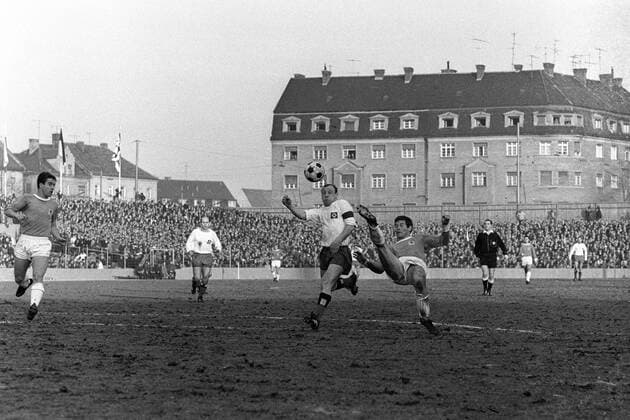 Hans Reich (1860, re.) gegen Uwe Seeler (HSV), li. Bernd Patzke (1860) Fußball 1. BL Herren Saison 1966 1967, TSV 1860 München - Hamburger SV 2:0, Hamburg, HSV Totale München Dynamik, Kampf,