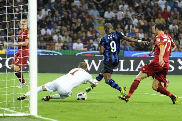 Inter Mailand (blau) vs. AS Rom (rot): Tor Samuel Etoo (Mitte) 