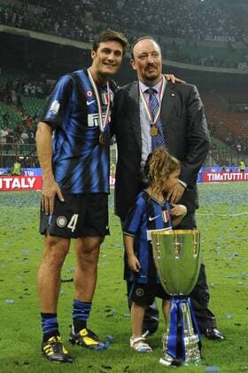 Inter Mailand (blau) vs. AS Rom (rot): Trainer Rafael Benitez-Javier Zanetti - Supercoppa Sieger 2010 -  o0 Rafa, Pokal, Trophäe, Objekte