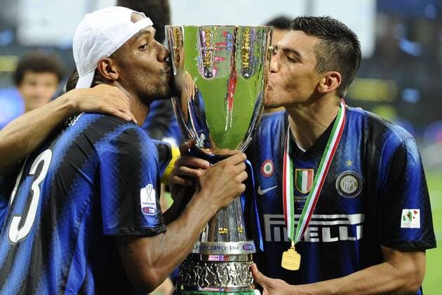 Inter Mailand (blau) vs. AS Rom (rot): Maicon (L) -Lucio - Supercoppa Sieger 2010 -  o0 Pokal, Trophäe, Jubel, Freude,