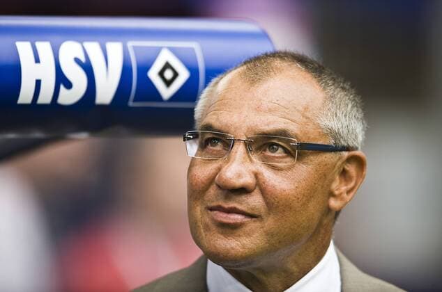 Trainer Felix MAGATH, Schalke, Portraet, Portrait, vor dem HSV Logo, Fussball 1. Bundesliga, Hamburger SV - FC Schalke 04 2:1, am 21.08.2010 in Hamburg