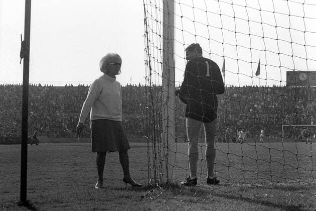Torwart Petar Radi Radenkovic (1860) während des Spiels im Gespräch mit einer Frau Fußball 1. BL Herren Saison 1966 1967, TSV 1860 München - Borussia Mönchengladbach 4:3, Gladbach Gruppe München