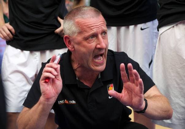 Basketball Halle Westf. 20.08.2010 Damen EM Qualifikation Deutschland (GER, weiß) -Slowakei (SVK, schwarz) --- Imre Szittya (Bundestrainer) o0 Nationaltrainer, Trainer
