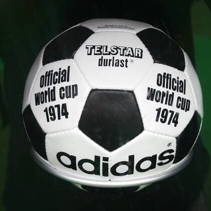 WM Spielbälle - Der offizielle Spielball der Fußball Weltmeisterschaft 1974 Telstar Durlast, aufgenommen in einem adidas shop in Peking
