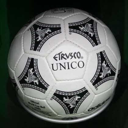 WM Spielbälle Der offizielle Spielball der Fußball Weltmeisterschaft 1990 Etrusco Unico, aufgenommen am Sonntag in einem adidas shop in Peking