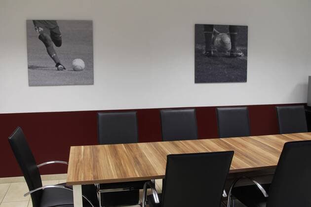 17.08.2010, Köln - 1. FC Köln - Schwarz Weiß Fotografie an der Wand des Presseraums o0 Objekte Bilder Fotos Kunst Presseraum