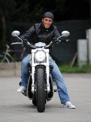 1. FC Union Berlin - Karim Benyamina (Union) kommt mit einer Harley Davidson zum Training