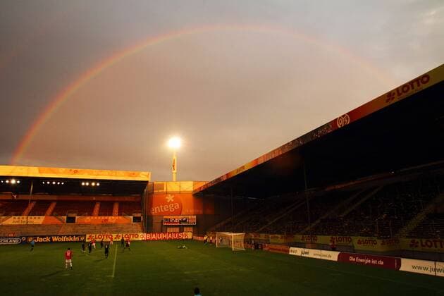 Fußball, Stadiongeschichte 1. FSV Mainz 05 Regenbogen während eines Spiels des FSV MAINZ 05 II im Mainzer Bruchwegstadion o0 Stadion am Bruchweg Himmel Abend abends Flutlicht Zuschauermangel mangelndes Zuschauerinteresse