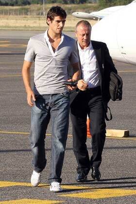 Ankunft von Yoann Gourcuff (L) , Neuzugang bei Olympique Lyon - mit Sportdirektor Bernard Lacombe - Flughafen - Lyon - 24-08-10 xEddyLEMAISTREx  o0 Privat Funktionär