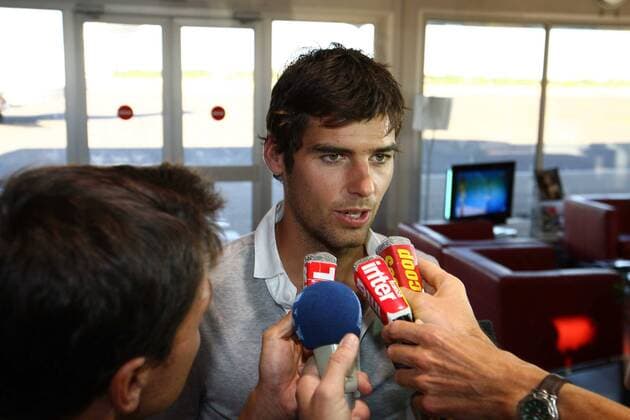 Ankunft von Yoann Gourcuff, Neuzugang bei Olympique Lyon - - Interview am Flughafen - Lyon - 24-08-10 xEddyLEMAISTREx 