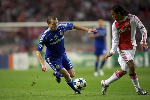 Oleh Gusev (L),Urby Emanuelson (r) - Ajax Amsterdam (rot) vs Dynamo Kiev (blau), Play-offs Champions League 2010 2011 xVIxwjxdijkdrentxIVx 164090