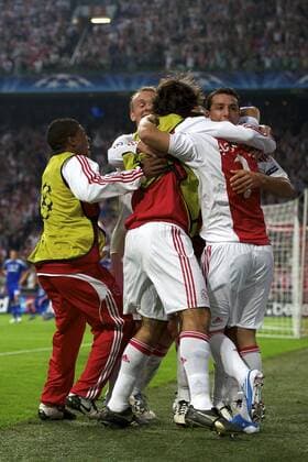 Mounir El Hamdaoui (R) - AFC Ajax Amsterdam (white) vs. Dinamo Kiev (blue) - Kiev Play-offs Champions League 2010 2011 xVIxwjxdijkdrentxIVx 164204