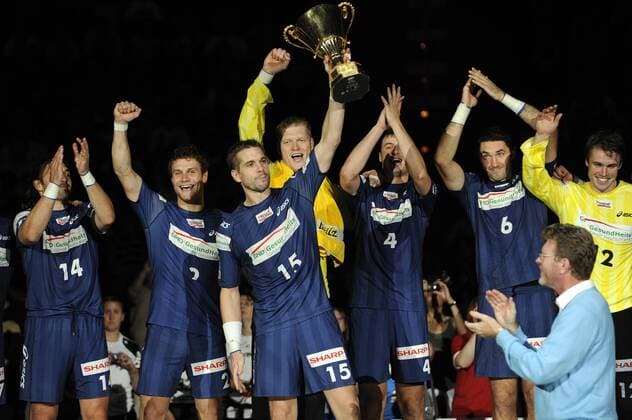 Guillaume GILLE mit dem Pokal. Hamburger Spieler feiern den Supercup Sieg mit dem Pokal,Siegerehrung.,Mannschaft,Team. Handball Supercup THW Kiel-HSV Hamburg,am 24.08.2010. o0 Trophäe Jubel Freude
