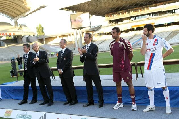 Präsentation Olympique Lyon: - 25.08.2010 - v.li. Trainer Claude Puel ( ) - Präsident Jean Michel Aulas ( ) - Sportdirektor Bernard Lacombe ( ) - Patrick Collot ( co Trainer ) - Sonny Anderson ( co Trainer ) - Lisandro Lopez xEdLEMAISTREx  o0 Funktionär