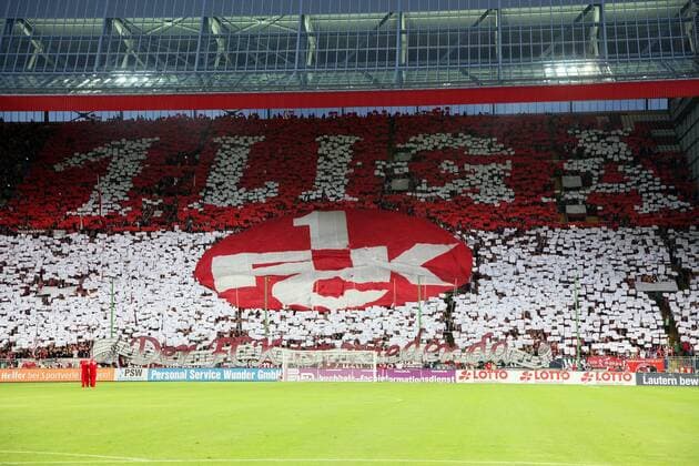 Choreographie der Fans des 1. FC Kaiserslautern o0 Fan, Fußballfan, Publikum, Fanblock Fanchoreographie 1. Liga Schriftzug totale Lautern