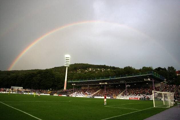 Fußball, Stadiongeschichte FC Erzgebirge Aue FC Erzgebirge Aue, Saison 2010 2011; Regenbogen über dem Erzgebirgsstadion, Heimspielstätte des FC Erzgebirge Aue o0 Himmel totale