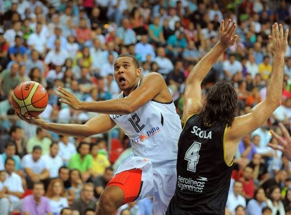 Basketball Weltmeisterschaft (WM) der Herren Kayseri 28.08.2010 Deutschland (GER, weiß) - Argentinien (ARG, schwarz): Elias Harris (L) vs. Luis Scola