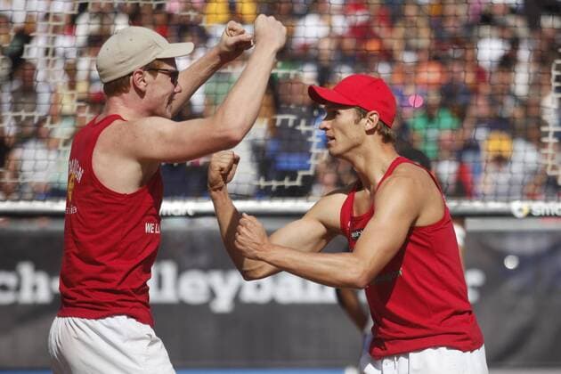 Beachvolleyball, Deutsche smart Beachvolleyballmeisterschaft Timmendorfer Strand 2010, Halbfinalbegegnung - Marcus Böckermann (L) und Mischa Urbatzka (St. Pauli), xHOCHxZWEIx xThomasxVictorx