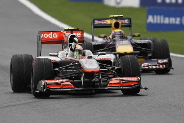 Lewis Hamilton (McLaren Mercedes) jubelt über den Sieg beim GP Belgien 2010 Formel 1 Grand Prix Belgien 2010