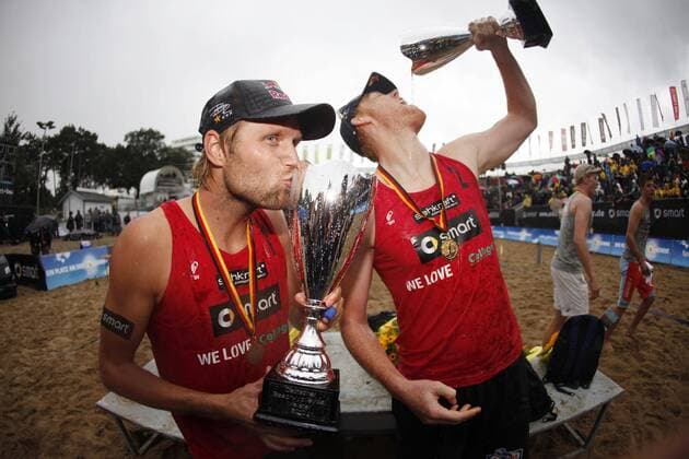 Beachvolleyball, Deutsche smart Beachvolleyballmeisterschaft Timmendorfer Strand 2010, Männer Finale, Sieger Julius Brink und Jonas Reckermann, Germany, xHOCHxZWEIx xThomasxVictorx o0 Jubel, Freude Sieg, Sieger Siegerehrung Pokal, Trophäe Objekte