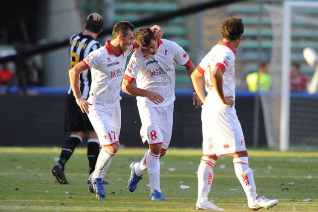 AS Bari (weiß) - Juventus Turin (schwarz): Massimo Donati (Mitte) und Salvatore Masiello (li.) jubeln  o0 Jubel Freude