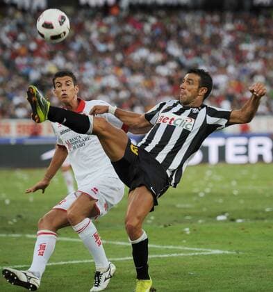 AS Bari (weiß) - Juventus Turin (schwarz): Fabio Quagliarella (li.) gegen Marco Rossi  o0 Juve