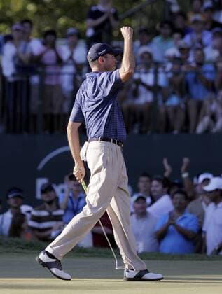 Matt Kuchar (USA) reacts on the 18th green after winning The Barclays at Ridgewood Country Club in New Jersey on August 29, 2010.  NYP20100829131 o0 Jubel, Freude