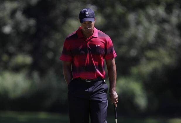 Tiger Woods (USA) exhales while walking to the third green in the final round of The Barclays at Ridgewood Country Club in New Jersey on August 29, 2010.  NYP20100829115 o0 Nachdenklichkeit, Enttäuschung,
