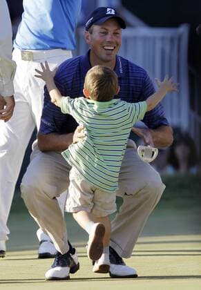 Matt Kuchar (USA) is greeted by his son Cameron on the 18th green after the final round of The Barclays at Ridgewood Country Club in New Jersey on August 29, 2010.  NYP20100829120 o0 Jubel, Freude, Sohn, Kind, Glück