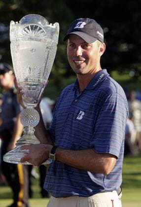 Matt Kuchar (USA) holds the Barclays Trophy after the final round of The Barclays at Ridgewood Country Club in New Jersey on August 29, 2010.  NYP20100829118 o0 Jubel, Freude, Pokal