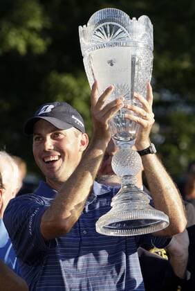Matt Kuchar (USA) holds the Barclays Trophy after the final round of The Barclays at Ridgewood Country Club in New Jersey on August 29, 2010.  NYP20100829117 o0 Jubel, Freude, Pokal