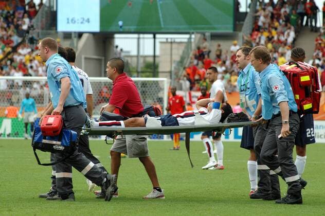 Football - World Cup 2006 - Ghana vs USA. US International Claudio Reyna is stretchered off.  o0 Nürnberg, Verletzung, Schmerz, Sanitätr