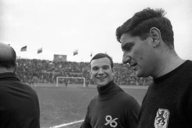 Die Torhüter Horst Podlasly (Hannover, li.) und Petar Radi Radenkovic (1860) Fußball 1. BL Herren Saison 1966 1967, TSV 1860 München - Hannover 96 3:0 Gruppe München