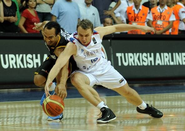 Serbien (SRB, weiß) - Deutschland (GER, schwarz) - Dusko SAVANOVIC (re.) und Demond Greene Kayseri, 29.08.2010. - 