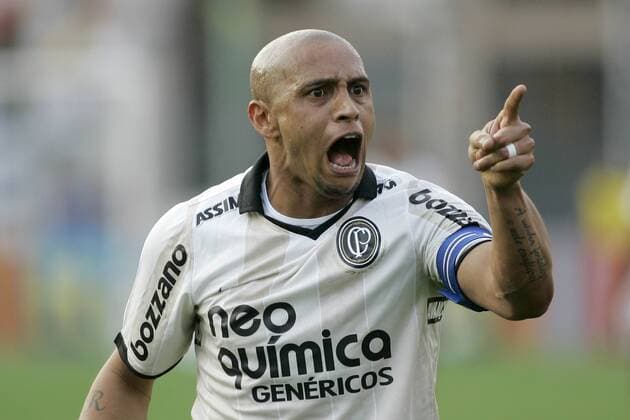 Roberto Carlos - Corinthians Sao Paulo (weiss) - EC Vitoria Ba (Bahia). x(8)xNelsonxAntoinex xFotoarenax  (1691) o0 reklamieren, beschweren, meckern, Wut, Spannung,