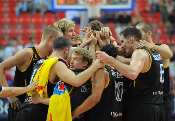 Basketball Weltmeisterschaft (WM) der Herren in Kayseri 29.08.2010 Deutschland (GER, schwarz) - Serbien (SRB, weiß) - Jubel GER mit Per Günther (Mitte) o0 Jubel, Freude