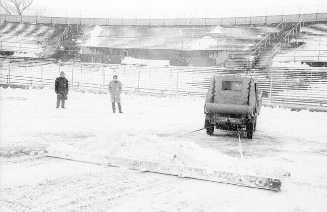 Vor dem Spiel im Messepokal des TSV 1860 München wird der Platz im Stadion an der Grünwalder Straße vom Schnee befreit Fußball EC 3 Herren Messepokal 1965 1966, Messecup, UEFA Pokal, TSV 1860 München Totale München