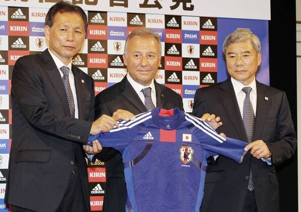ALBERTO ZACCHERONI (C), JFA technical director HIROMI HARA (L) Vice Chairman of the Japan Football Association (JFA) KUNIYA DAINI (R) attend a press conference announcing of his appointment as Japan s national football coach in Tokyo, Japan. Zaccheroni is to coach the national team to prepare for the next World Cup. ( - ZUMAjn1