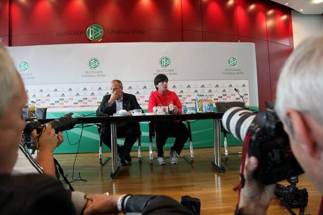 Bundestrainer Joachim Löw (GER, re) neben DFB Mediendirektor Harald Stenger (GER) o0 Nationaltrainer, Trainer Funktionär Fotograf, Sportfotograf