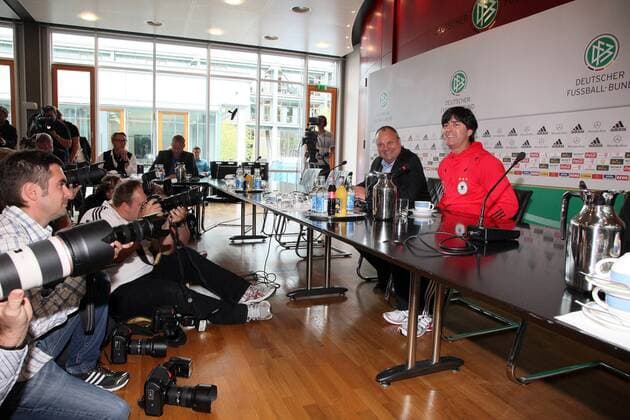 Bundestrainer Joachim Löw (GER, re) neben DFB Mediendirektor Harald Stenger (GER) o0 Nationaltrainer, Trainer Funktionär Fotograf, Sportfotograf