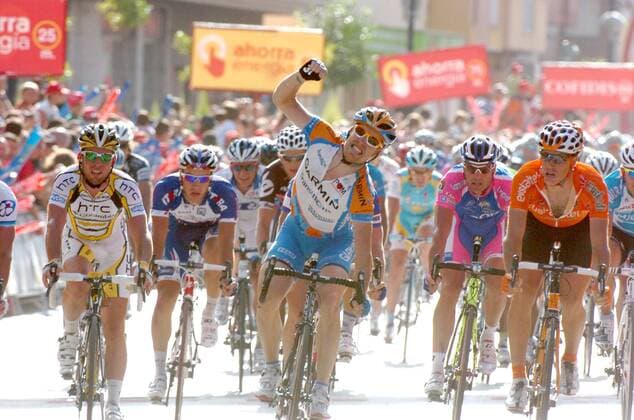 Vuelta a Espana 2010, 5. Etappe, Guadix - Lorca: Tyler Farrar (Garmin - Transitions 2010) gewinnt die Etappe, dahinter Koldo Fernandez (Euskaltel - Euskadi 2010, re.) und Mark Cavendish (Htc - Columbia 2010, li.) -  o0 Etappensieg Ziel Zieldurchfahrt Jubel Freude
