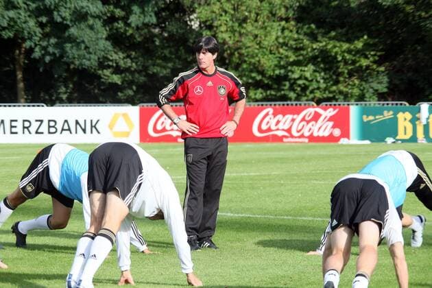 Bundestrainer Joachim Loew (Deutschland) sieht beim Stretching zu o0 Nationaltrainer Trainer Werbebande, Bande, Werbung, Sponsor, Werbepartner, Werbung, Wirtschaft,