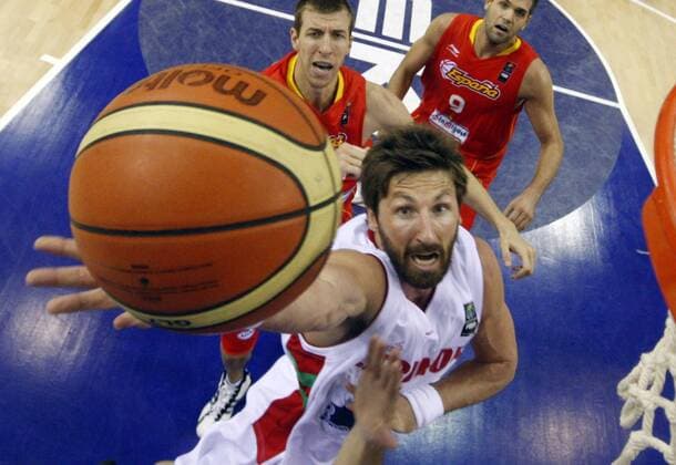 Jackson VROMAN (Lebanon) - Lebanon (white) vs Spain (red), Izmir -  o0 Korbkamera Vogelperspektive, oben