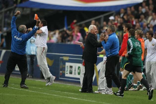 EM Qualifikation - Frankreich (blau) - Weißrussland (rot) - Torjubel Nationaltrainer Bernd Stange (BLR, Mitte) - BenoitLedoyen -  o0 Trainer, Jubel, Freude