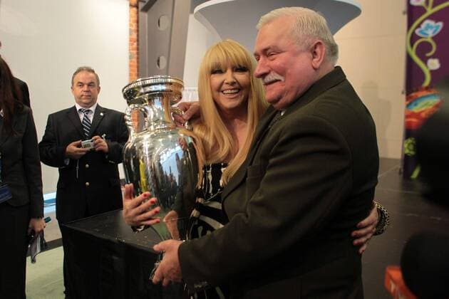 04.09.2010 LODZ - HOTEL ANDELS (LODZ, HOTEL ANDELS) - UEFA FRIENDS EURO 2012 - MARYLA RODOWICZ (L), LECH WALESA (Poland) with Euro Trophy -  20100904CSLG0104