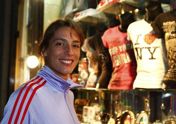 US Open 2010, USTA Billie Jean National Tennis Center, New York,ITF Grand Slam Tennis Tournament . Tennis Profi Andrea Petkovic (GER) sightseeing in New York City am Abend,privat, o0 Shop Souvenir Souvenirshop