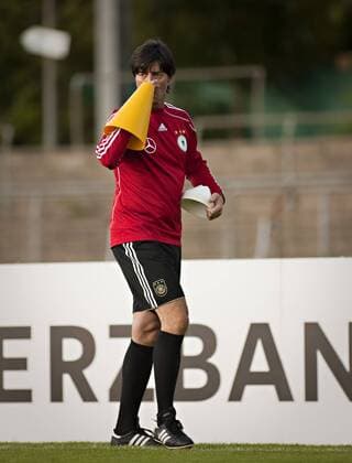 Bundestrainer Joachim Löw (Deutschland) 05. September 2010 Training DFB Nationalmannschaft o0 Hütchen Equipment Objekte